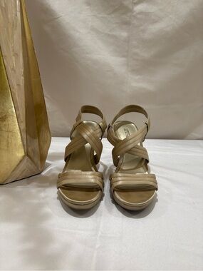 Kenneth Cole Reaction Champagne Crisscross Heel Sandals 8.5M